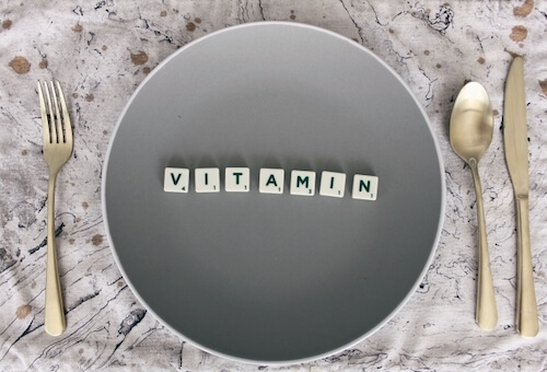 カトラリーと皿上のビタミン文字