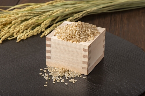 升に入った玄米と稲