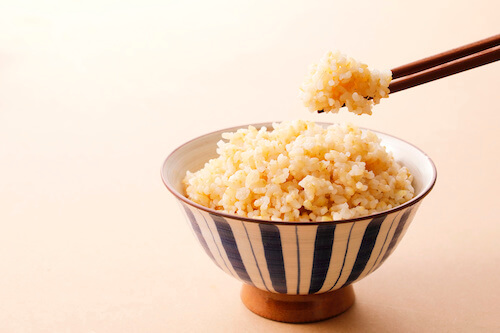 お箸でつまみ上げる玄米