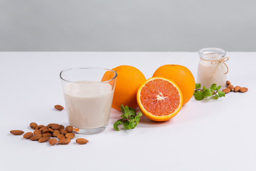 オレンジとアーモンドミルクの写真