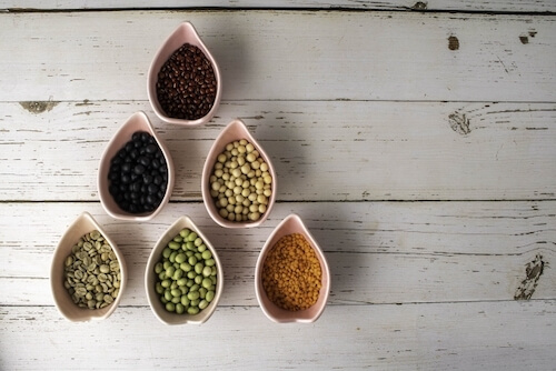 小鉢に盛られた6種類の豆