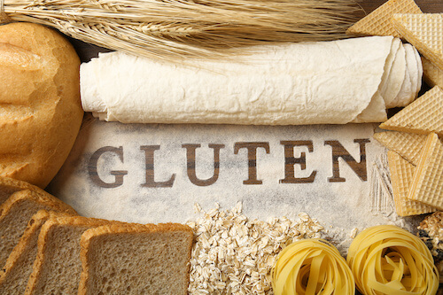 パンやパスタ、小麦に囲まれた「GLUTEN」の文字