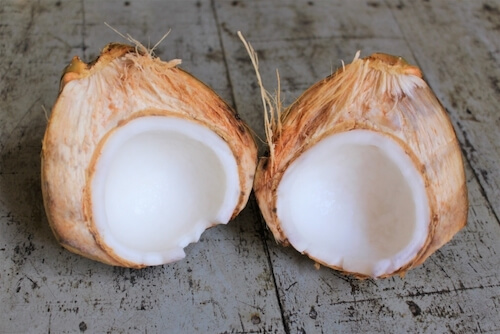 半分に割ったココナッツの果肉と皮（殻）