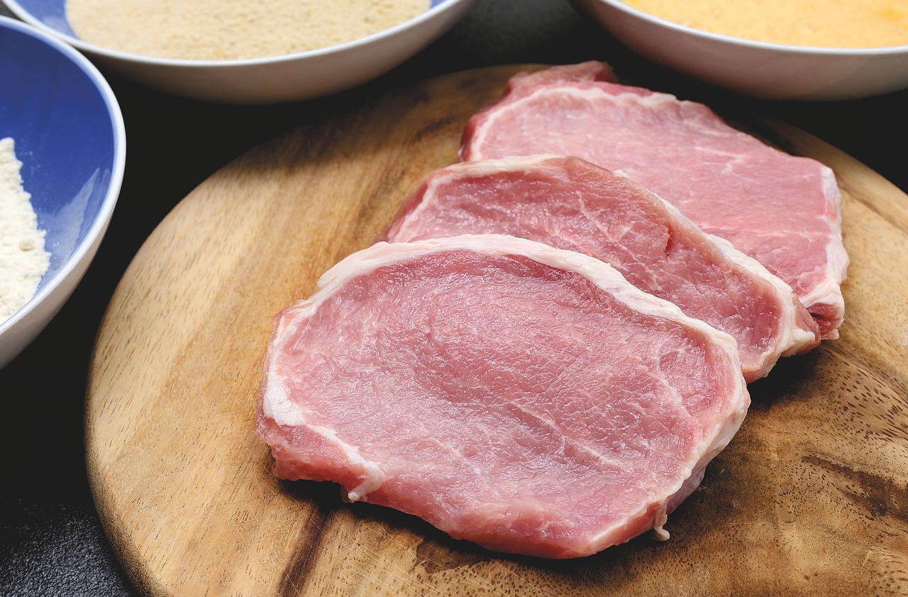 まな板の上の動物性タンパク質食材、豚肉の切り身