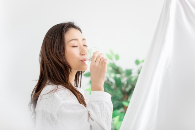 水を飲む女性