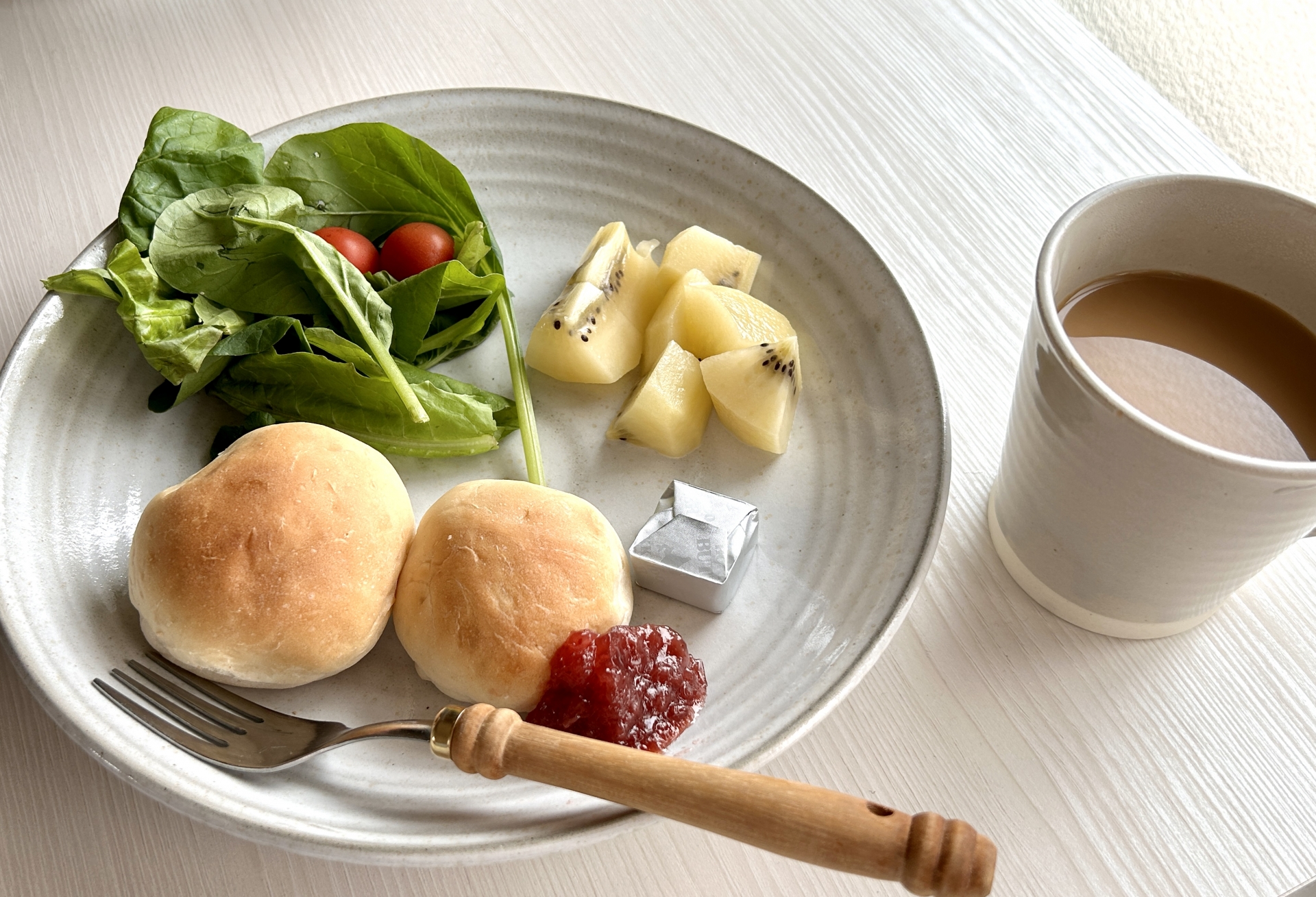 パン、野菜と果物、カフェラテの朝食