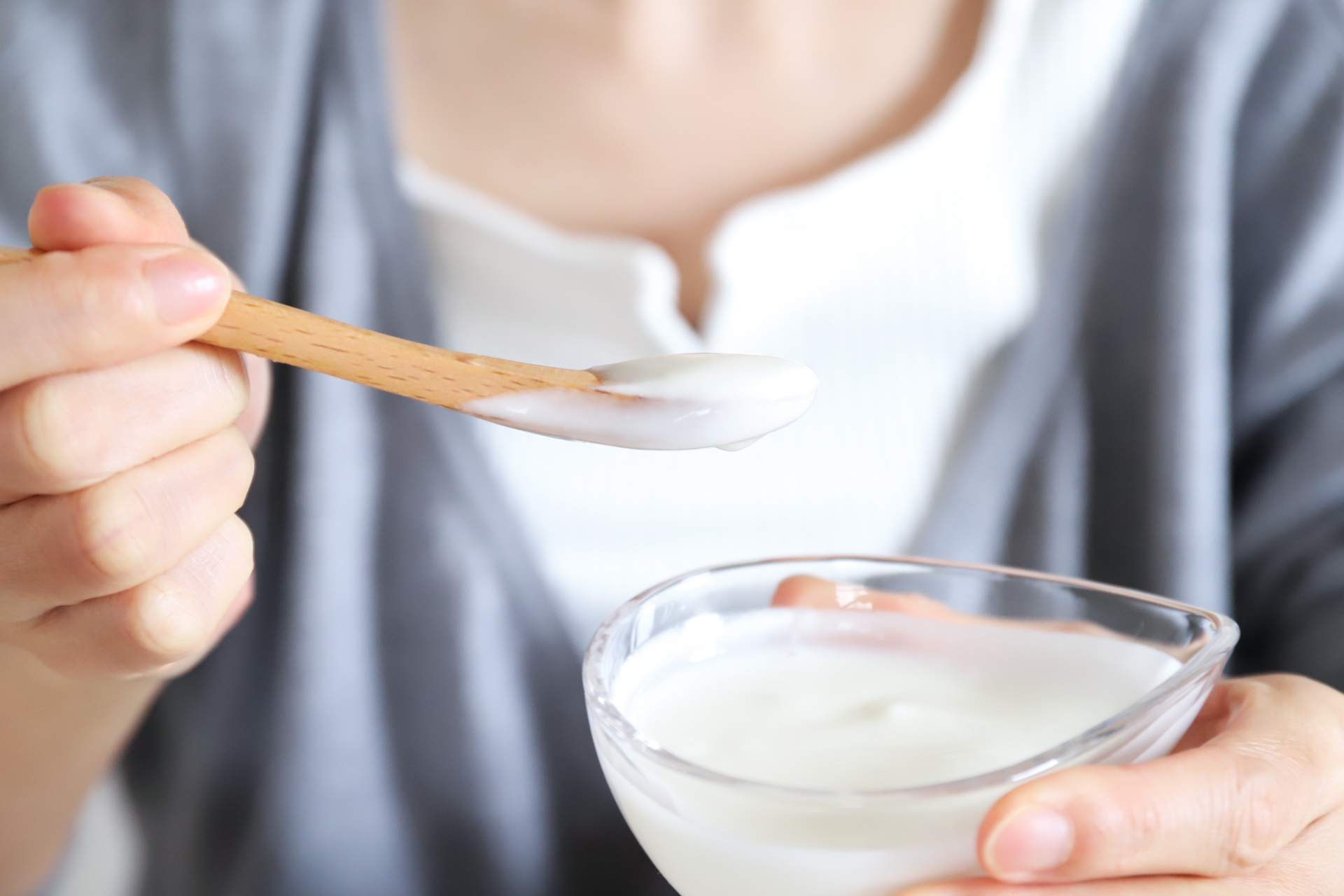 ヨーグルトを食べる女性の手元